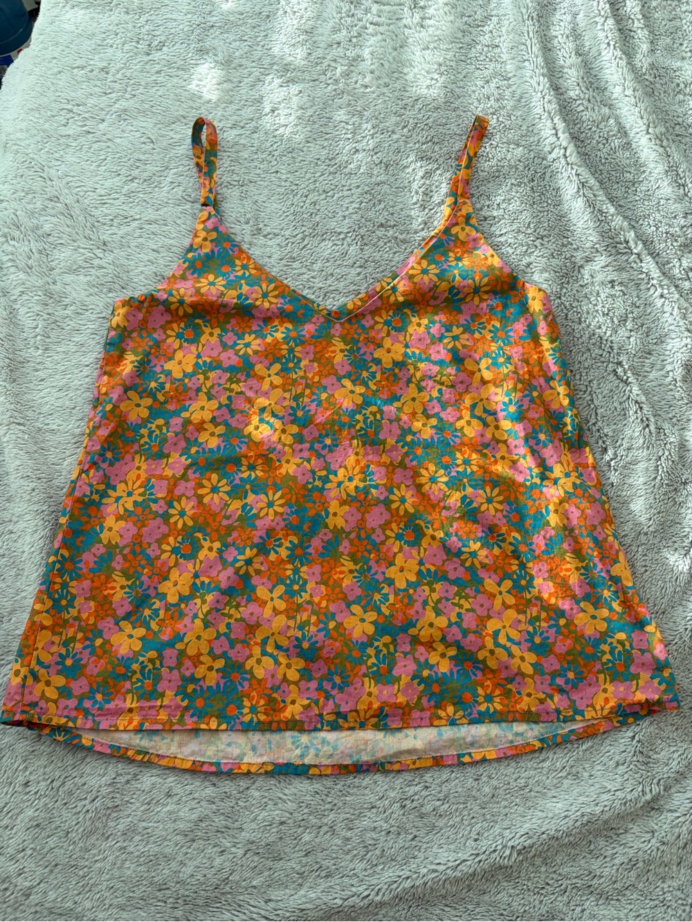 Kitschy 70s style ditsy floral cami tank top - Picture 6 of 6